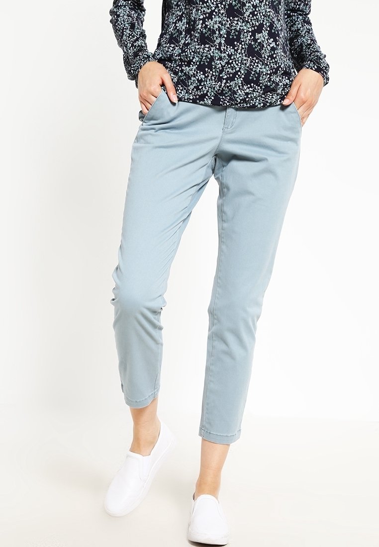 Světle modré, slim-fit kalhoty s dvěma bočními kapsami. Vyrobené z hladké tkaniny, s taperovanou nohavicou a lemem končícím nad kotníkem.