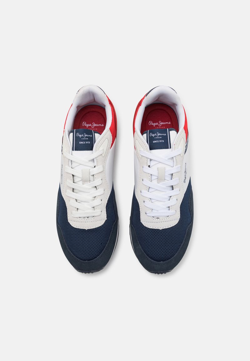 Sneaker mit einem Obermaterial aus Netzgewebe in Marineblau und Weiß, roten Akzenten, flachen weißen Schnürsenkeln, gepolstertem Kragen und markierten Innensohlen.