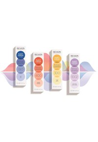 Quatre boîtes de crème couleur cheveux Revlon disposées horizontalement. Les caractéristiques comprennent un packaging blanc avec des accents colorés : bleu, orange, jaune et violet.