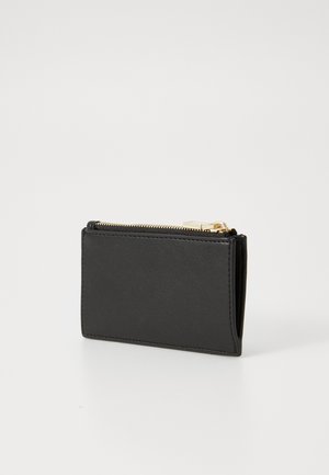 Zwarte leren portemonnee met een gladde textuur, rechthoekige vorm, ritssluiting en accenten in goudkleurig metaal. Compact en functioneel ontwerp.