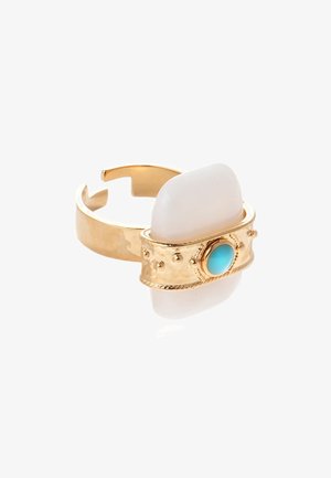 Bague en or avec une grande pierre blanche et un accent turquoise, bande texturée avec détails décoratifs. Design ouvert pour un ajustement réglable.