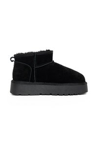 Stivali alla caviglia in suede nero con fodera in morbido pellicciotto, punta arrotondata e suola in gomma con presa testurizzata. Include un linguetta sul retro.