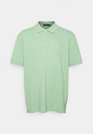Grünes Poloshirt aus weicher Baumwolle mit klassischem Kragen, kurzen Ärmeln und einem kleinen gestickten Logo auf der Brust.