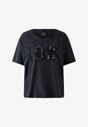 Schwarzes kurzärmliges Baumwoll-T-Shirt mit dem Schriftzug "LOVE" in strukturierten, mehrfarbigen Blumenbuchstaben auf der Brust.