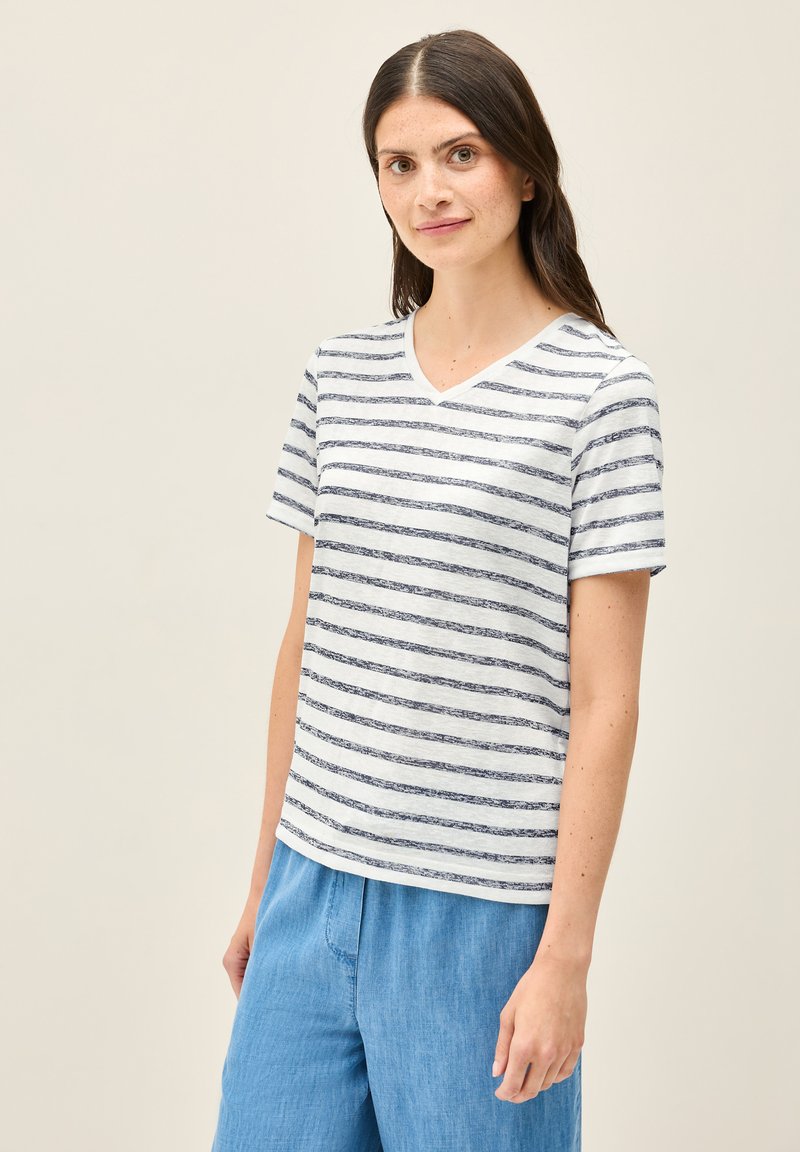 Lättvikts t-shirt i bomull med V-ringning, med horisontella marinblå ränder på vit bakgrund. Korta ärmar och en avslappnad passform.