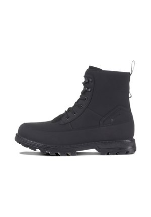 Bota negra de caña alta con cordones, suela resistente y tirador en la parte trasera, diseñada para uso al aire libre o de trabajo.