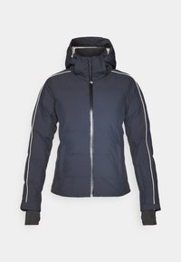 Veste isolée de couleur navy avec capuche, fermeture éclair frontale et rayures blanches sur les côtés. Elle dispose de poignets élastiques et de poches à rabat. Texture de tissu lisse.