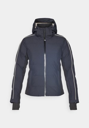 Jachetă izolată marină cu glugă, fermoar frontal și dungi albe pe laterale. Prezintă mansete elastice și buzunare cu clapă. Textură de țesătură netedă.