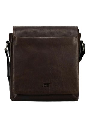 Bolso cruzado de cuero marrón oscuro con solapa frontal, correa de hombro ajustable y sutil logotipo de la marca en relieve.