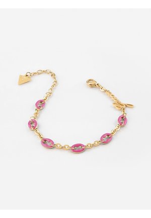 Guldtonet armbånd med pink ovale led, en hummerlås og et trekantet vedhæng med mærkeindgravering på en hvid baggrund.