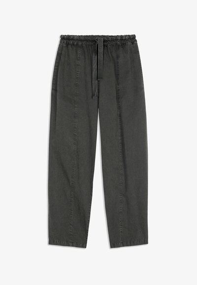Donkergrijze casual broek met elastische tailleband en trekkoord, rechte pijpen en zichtbare stiknaaddetails aan de voorkant.