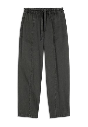 Donkergrijze, loszittende broek met een elastische tailleband en een trekkoord. Bevat zijzakken en verticale naaddetails. Zachte textuur.