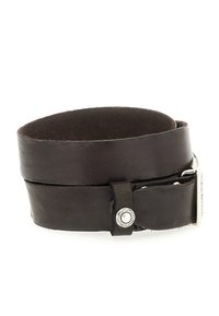 Bracciale in pelle marrone scuro con una texture liscia, dotato di un accento in metallo argento con bottone a pressione e un design semplicemente regolabile.