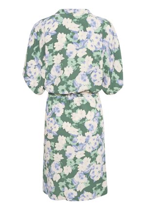 Cvjetna haljina sa zelenom pozadinom, s velikim bijelim i plavim cvjetovima, krojem s ovratnikom i pojasom u struku. Labavi, mekani materijal.