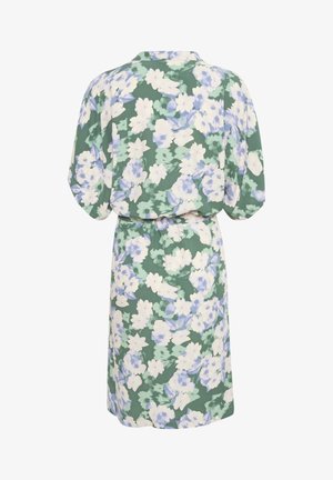 Lillelilledest kleit rohelisel taustal, millel on suured valged ja sinised lilled, kaelus ning vöökoht. Lahti ja pehme kangas.