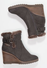 Stivali alla caviglia con tacco a cuneo in suede grigio scuro, con bordo in pelliccia, zip laterale e tacco in legno marrone con una sottile texture a strisce.