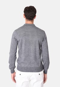 Maglione grigio a maniche lunghe con un motivo a maglia testurizzato e polsini a coste. Presenta un colletto ed è progettato in una vestibilità slim.