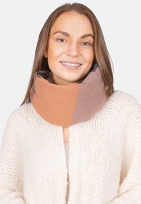 Col roulé en laine tricotée dans des tons terreux, présentant une combinaison de blocs marron, orange et gris. Texture douce et forme structurée.