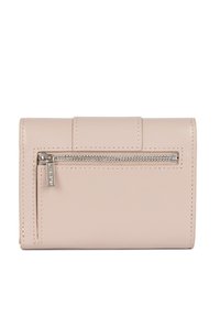 Portefeuille en cuir rose clair avec une poche à pièces zippée, de forme rectangulaire, surpiqures accentuées et une petite étiquette en métal sur la fermeture éclair.