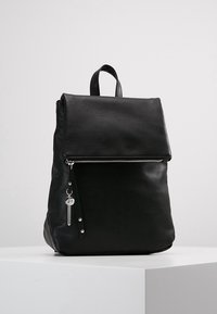 Sac à dos en cuir noir avec un rabat pliant, une fermeture éclair argentée et un détail porte-clés. Présente une texture lisse et un design minimaliste.