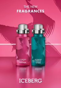Deux flacons de parfum cylindriques : l'un rose (fuchsia) et l'autre bleu-vert (cyan), tous deux dotés de bouchons métalliques argentés et de motifs en tourbillon artistiques.