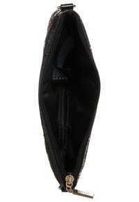 Schwarzes Reißverschlussetui mit strukturiertem Äußeren, geöffnet um das glatte schwarze Innere und den kleinen Metallreißverschluss mit Markenprägung zu zeigen.