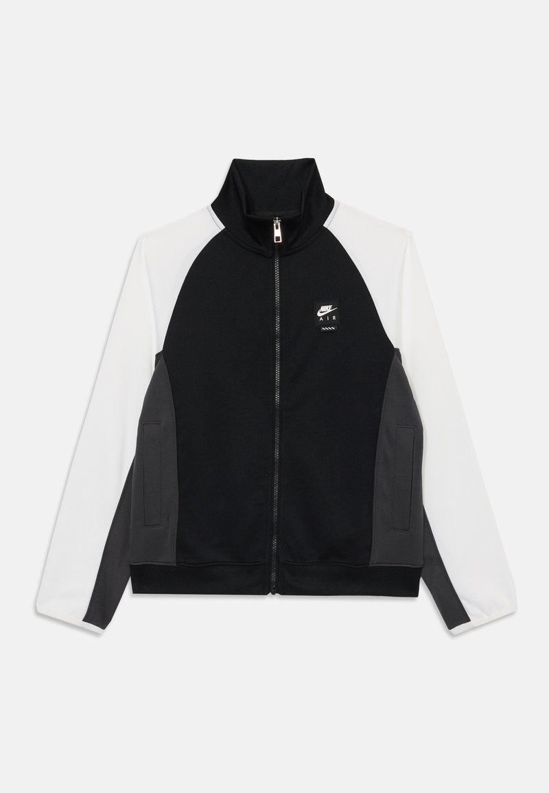 Jacket da Nike com fecho à frente, gola alta, corpo preto com mangas brancas e cinzas, bolsos laterais e detalhe do logótipo no peito.