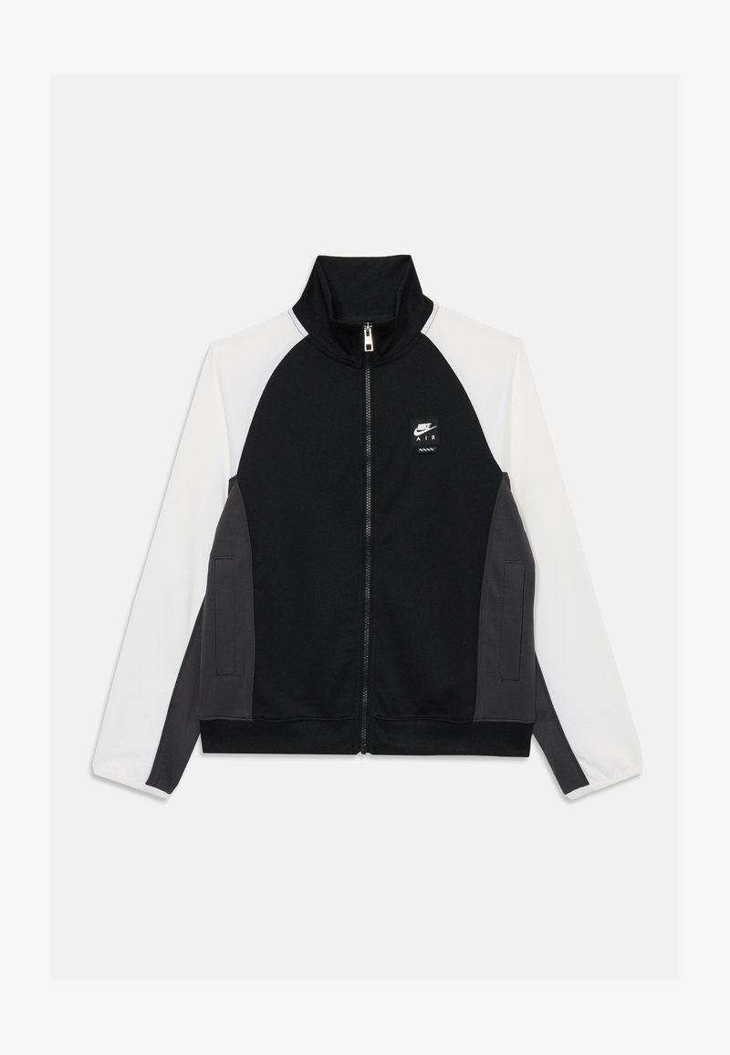 Jacket da Nike com fecho à frente, gola alta, corpo preto com mangas brancas e cinzas, bolsos laterais e detalhe do logótipo no peito.