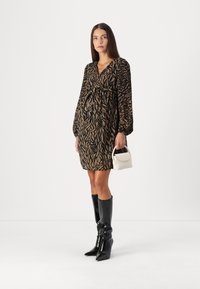 ONLY MATERNITY OLMSTAR DRESS - Freizeitkleid - dark brown
