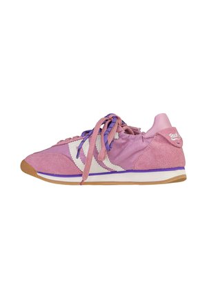 Sneaker in camoscio rosa e tessuto con strisce bianche, lacci viola e rosa, suola in gomma e linguetta posteriore etichettata "Back".