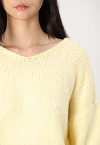 JDY JDYDINEA REVERSIBLE  - Trui - pastel yellow