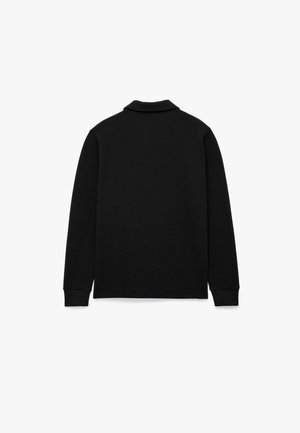 Czarna koszula z długim rękawem o prążkowanej teksturze i kołnierzyku. Posiada dopasowane mankiety i prosty dół bez widocznych logotypów.