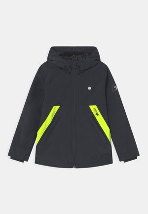 Schwarze Kapuzenjacke mit Frontreißverschluss, zwei Reißverschlusstaschen mit gelben reflektierenden Akzenten und Logo-Patches auf der Brust und am linken Ärmel.