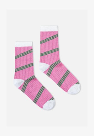 Rosa ribbestrikkede sokker med grønne diagonale striper, hvit tå- og mansjettkant. Har myk tekstur og standard crew-lengde design.