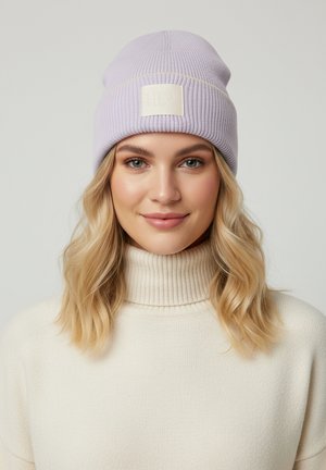 Lavendelfarbene gerippte Beanie mit einem cremefarbenen Logopatch. Weiches Strickmaterial, enge Passform, eine Naht an der Krone und keine sichtbaren Verzierungen.