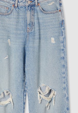 Jeans in denim azzurro chiaro, con strappi grandi sulle ginocchia, bordi sfrangiati e dettagli di cuciture arancioni su tasche e vita.