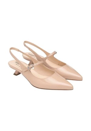 Tacchi slingback in vernice nuda con punta affilata, cinturino regolabile con fibbia argentata, tacco a blocco piccolo, texture liscia.