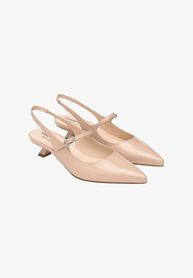 Tacchi slingback in vernice nuda con punta affilata, cinturino regolabile con fibbia argentata, tacco a blocco piccolo, texture liscia.