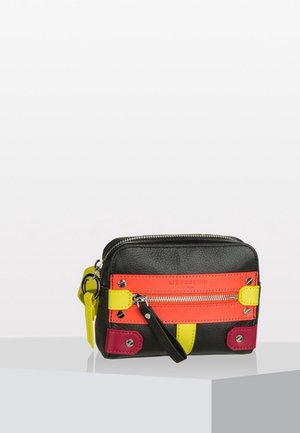 Petit porte-poignet en cuir noir avec des accents rouge vif, jaune et rose, poche avant zippée et sangle noire sur un piédestal blanc.