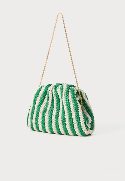 Sac à main tissé à rayures vertes et blanches avec une finition texturée, doté d'une poignée en chaîne dorée et d'une forme de poche.