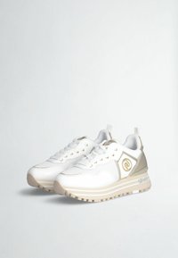 Zapatillas blancas con acentos dorados, material sintético suave, diseño de cordones, paneles de malla texturizada y una suela elevada y ligera.