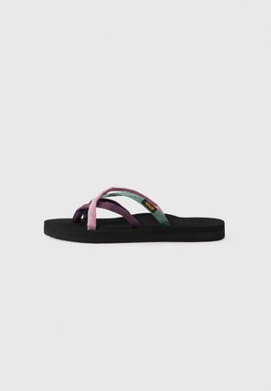 Mustad mustad sandaal musta tooni, millel on kolm multivärvilist kangast rihma roosa, lilla ja rohelisega, tekstuuriga jalanõudealune ja lame põhi.