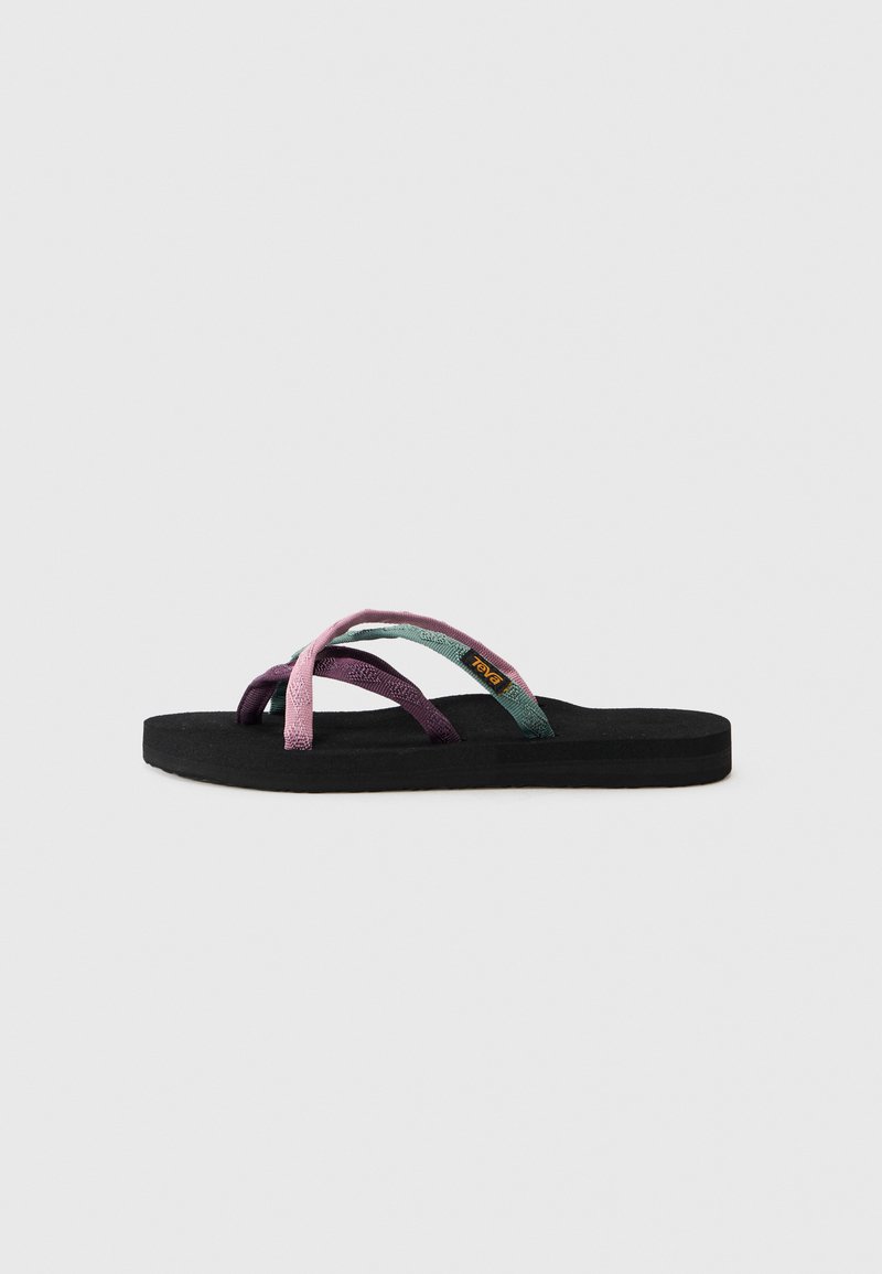 Sorte flip-flop sandaler med tre flerfargede tekstilremmer i rosa, lilla og grønn, og med en teksturert såle og flat såle.