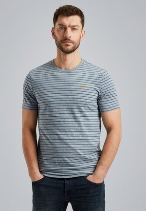 T-shirt rayé bleu et gris, à manches courtes, col rond, avec un petit logo brodé sur la poitrine. Texture de tissu douce.