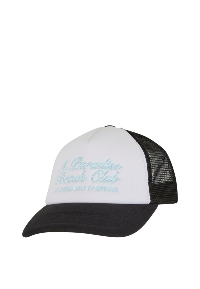 Hvit og svart trucker-cap med brodert tekst "A Paradise Beach Club" i lyseblått. Nett bak og buet skygge.