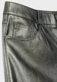 Pantalon en simili cuir noir avec une texture lisse, poches avant et coutures latérales, conçu pour une silhouette ajustée.