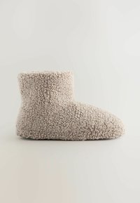 Beige, mit Fleece gefütterter Knöchelboot mit runder Spitze und strukturierter Außenseite. Weiche, flauschige Oberfläche ohne sichtbare Beschläge oder Designmuster.