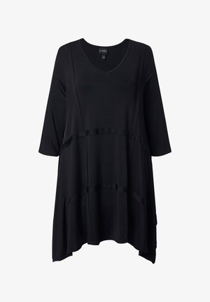 Schwarzes langärmliges Tunika-Kleid mit V-Ausschnitt und asymmetrischem Saum, das dezente horizontale und vertikale Nahtdetails aufweist.