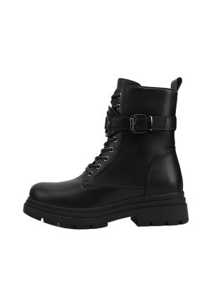 Stivale alla caviglia in pelle nera con punta rotonda, chiusura con lacci frontali e una fascia con fibbia laterale. Dotato di una suola in gomma spessa e antiscivolo e una linguetta per l'agevole calzata.