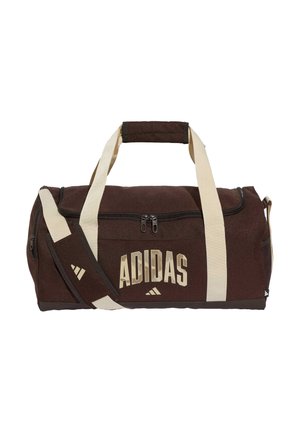 Braune Adidas Duffel-Tasche mit cremefarbenen Griffen und Schultergurt, Frontreißverschluss und Adidas-Logo in Creme an der Seite.